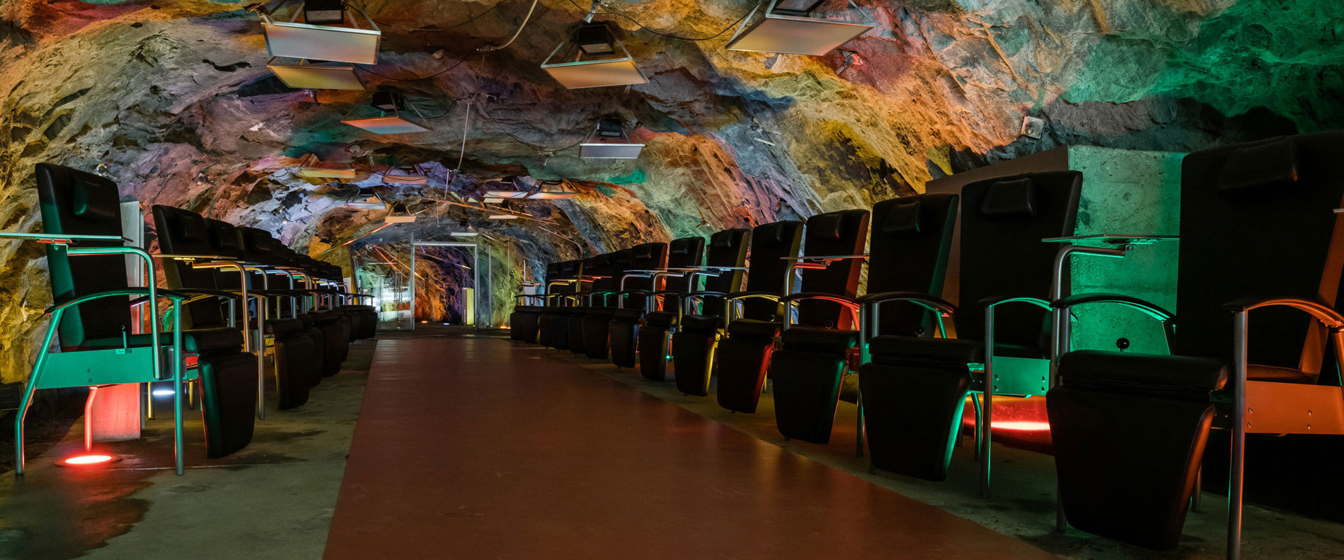 Galleria Climatica di Predoi Diverse poltrone rosse sono disposte nella galleria una dopo l'altra.