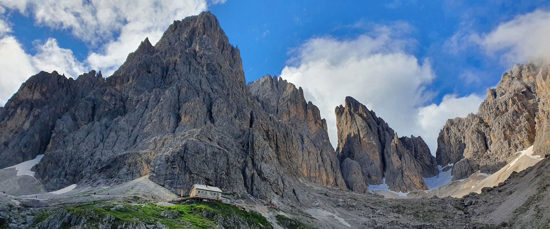 Gruppo del Sassolungo & Rifugio Sassolungo Aspre rocce dolomitiche e rifugio di alta montagna