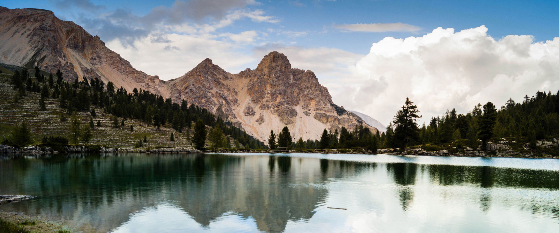 Lago Verde Malga di Fane Limpido lago di montagna con riflessi e cime dolomitiche