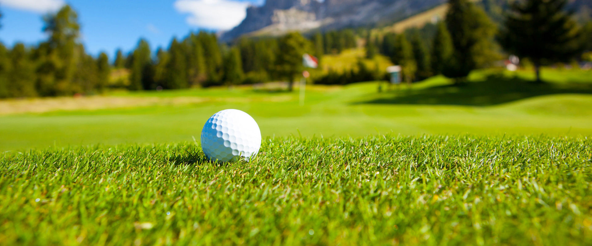 Campo da golf a Carezza. La pallina da golf giace nel prato del campo da golf.