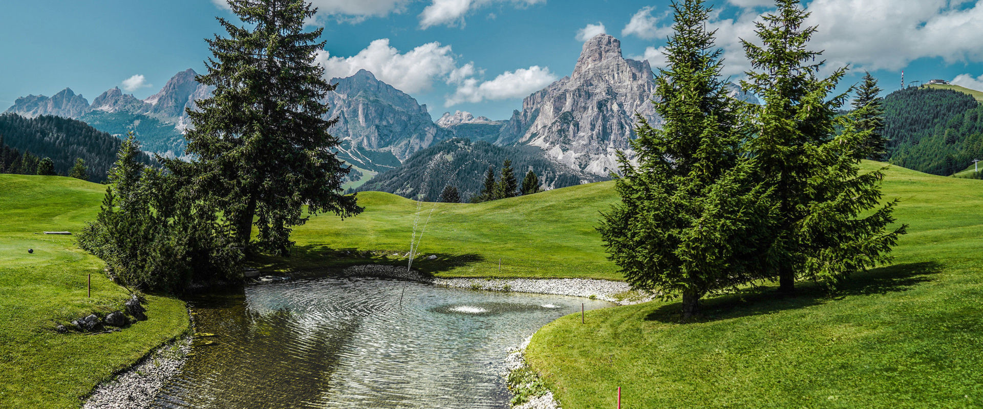 Vista sulle cime mozzafiato delle Dolomiti da un bacino idrico sul campo da golf.