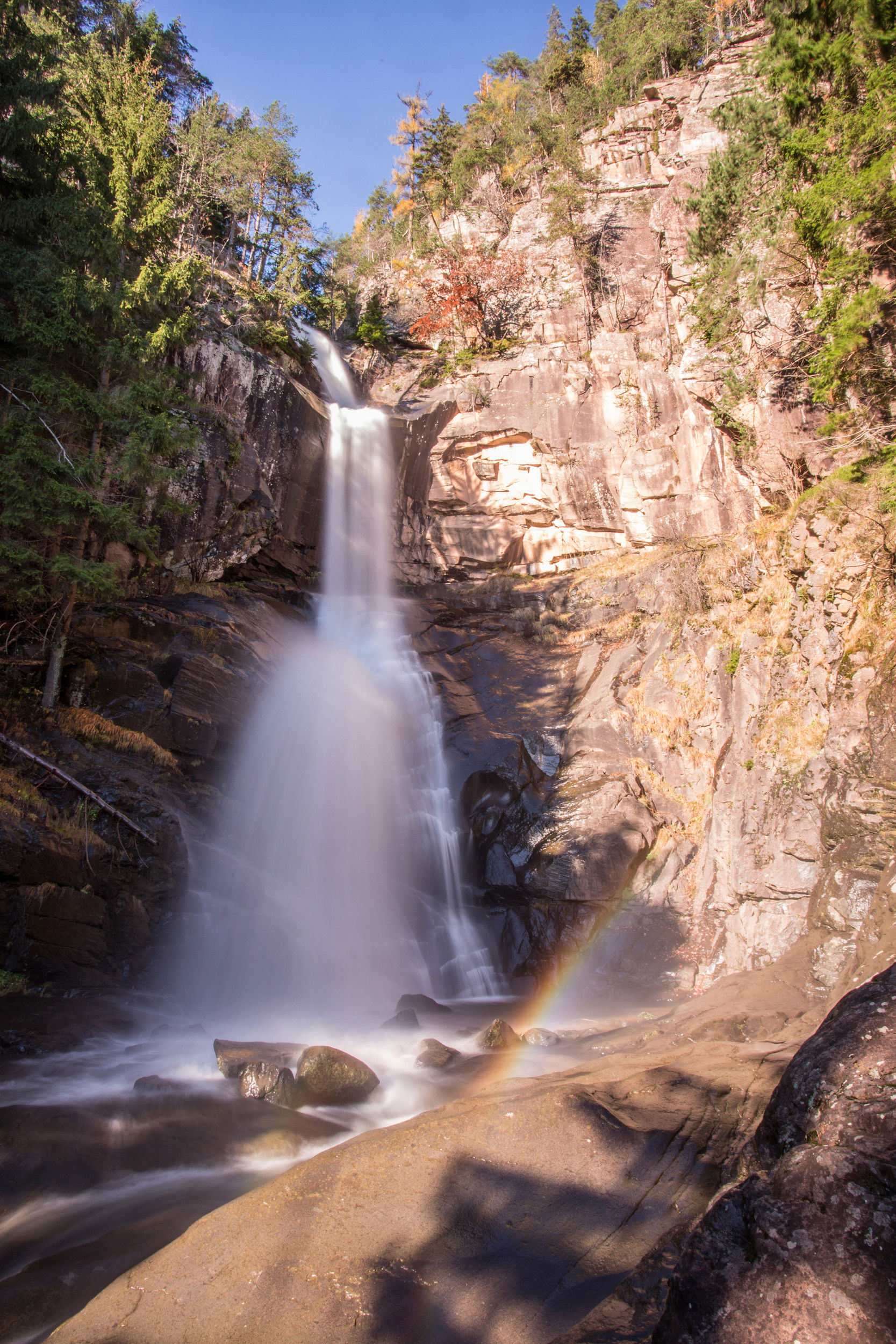 La cascata scende scrosciante dalla ripida parete rocciosa.