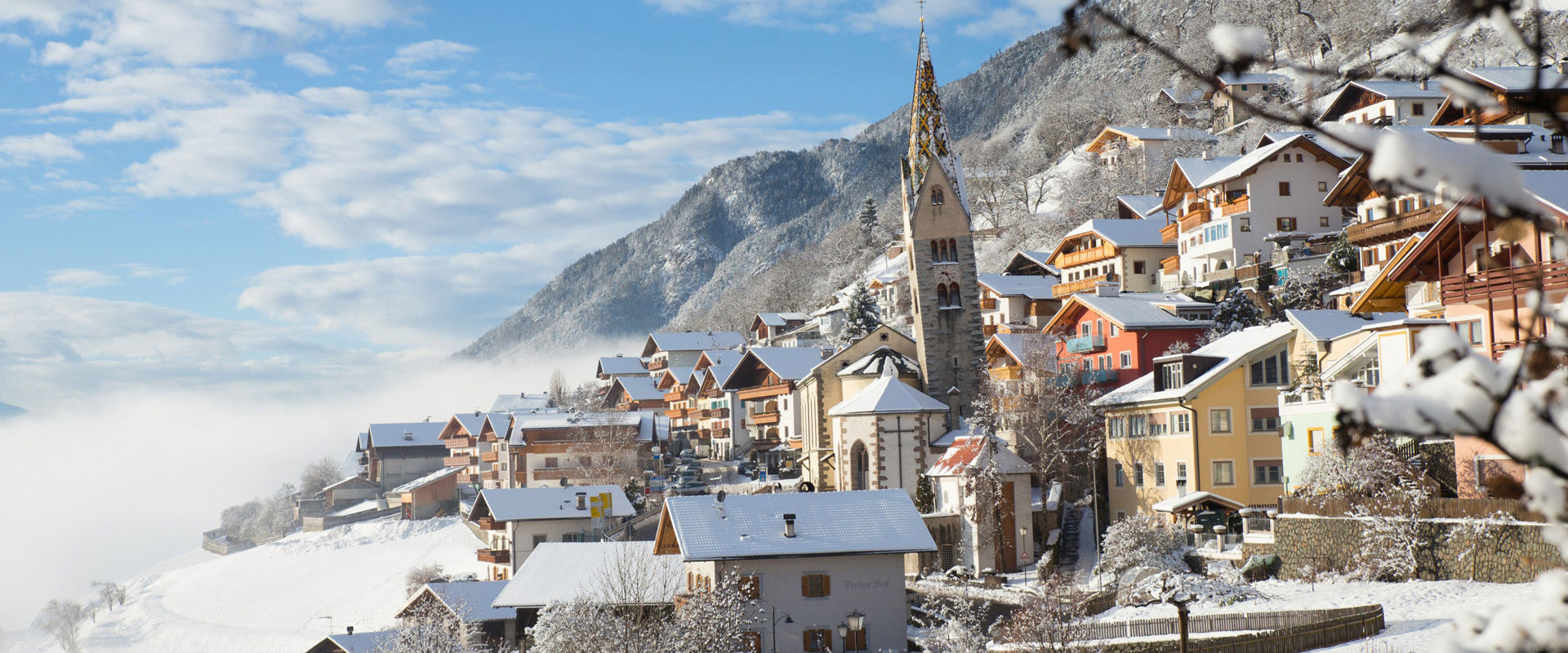 Barbiano Paesaggio innevato a Barbiano con case ricoperte di neve