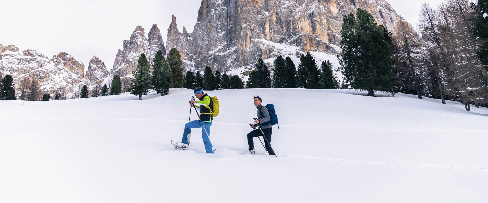 Catena montuosa del Latemar 2 escursionisti con le ciaspole davanti al massiccio del Latemar.