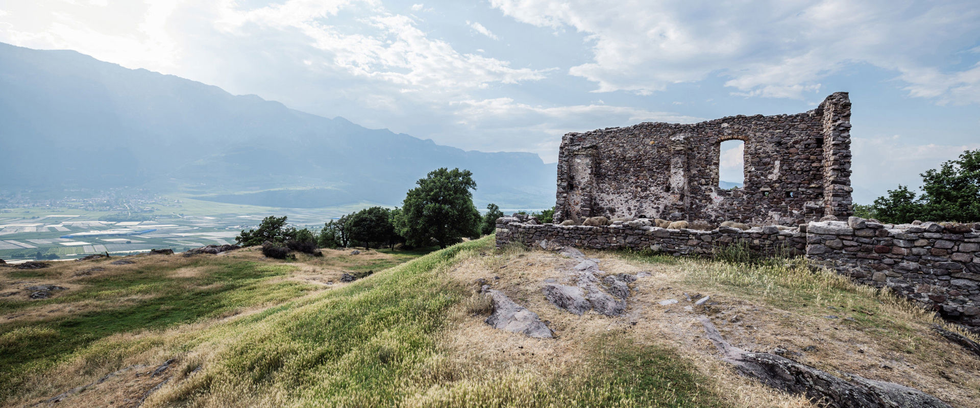Vista delle rovine di Castelfeder.
