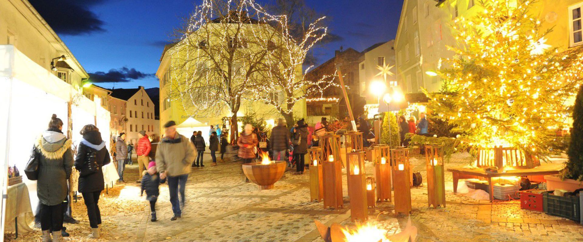 La piazza del paese di Lasa in pieno spirito natalizio.
