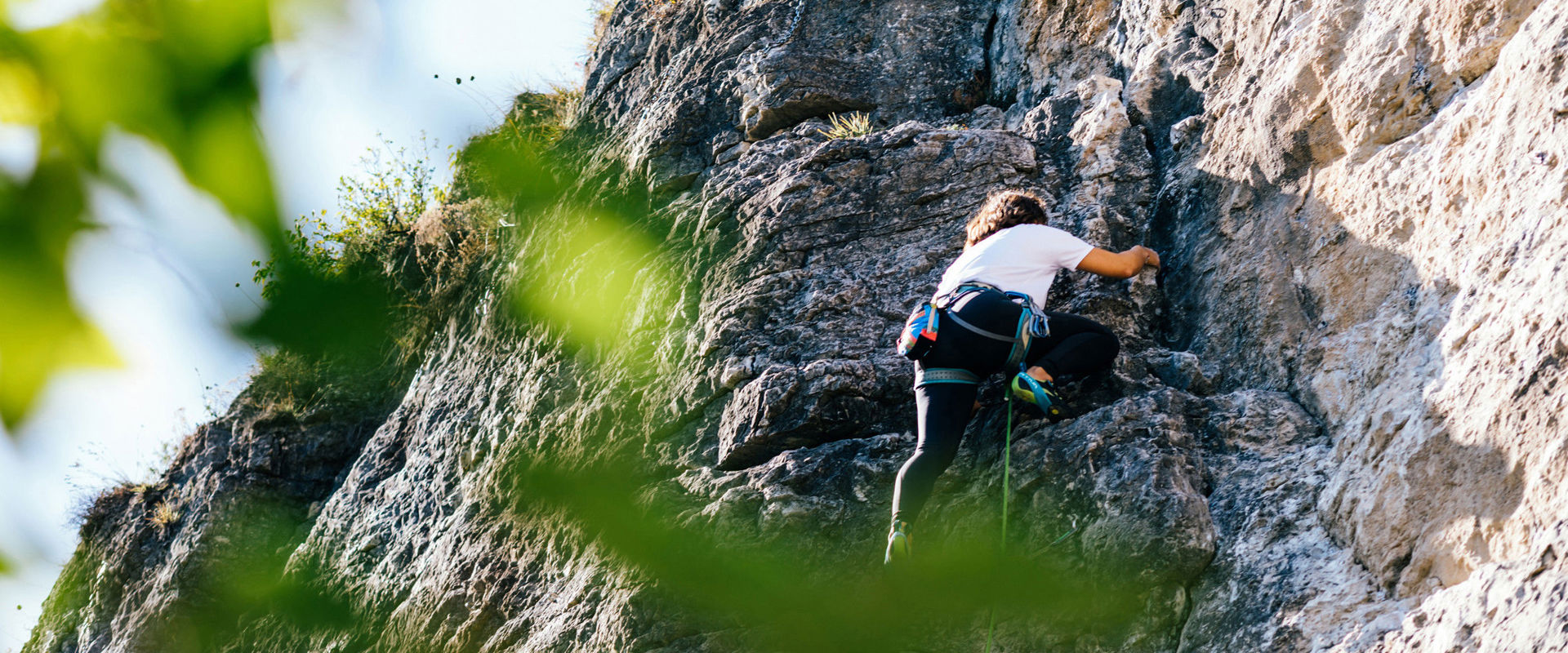 Arrampicare all'aperto in Alto Adige - Palestre di roccia Una ragazza sulla parete di arrampicata della palestra all'aperto Marderwand.