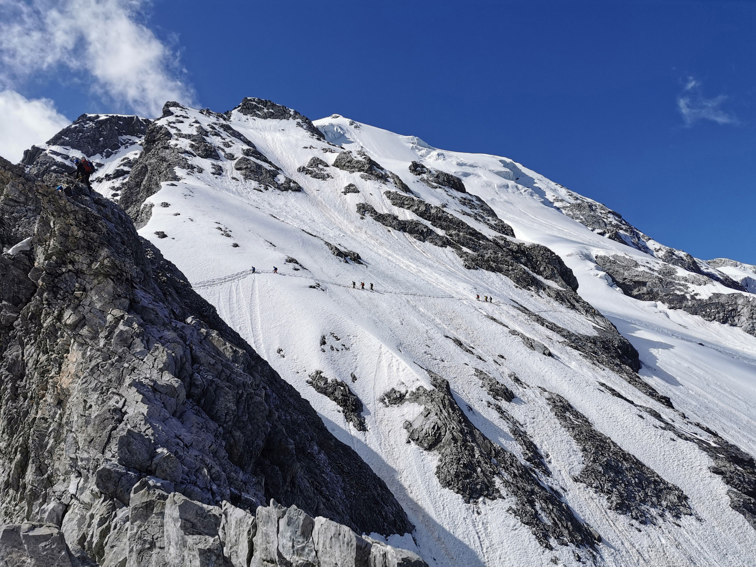 Un gruppo di escursionisti sull'Ortler a tratti innevato.