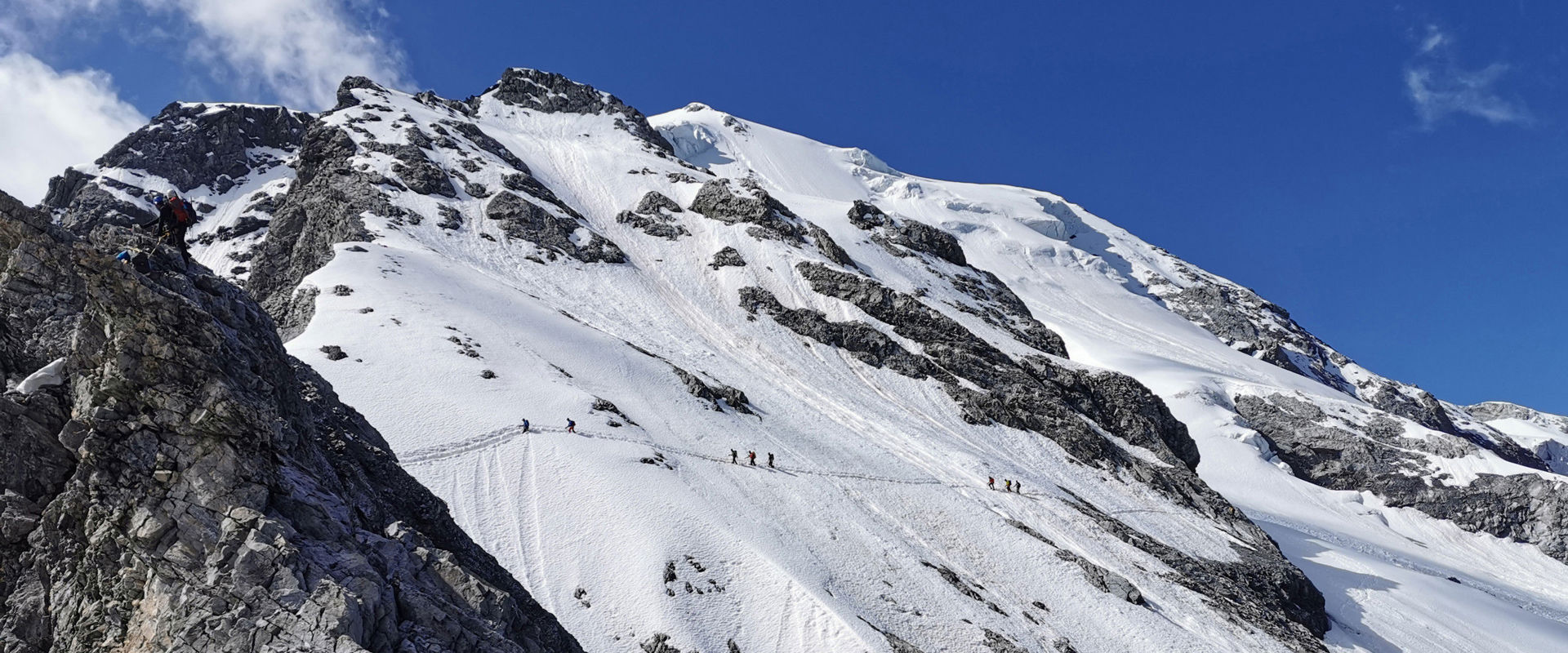 Tour d'alta quota in Alto Adige Un gruppo di escursionisti sull'Ortler a tratti innevato.