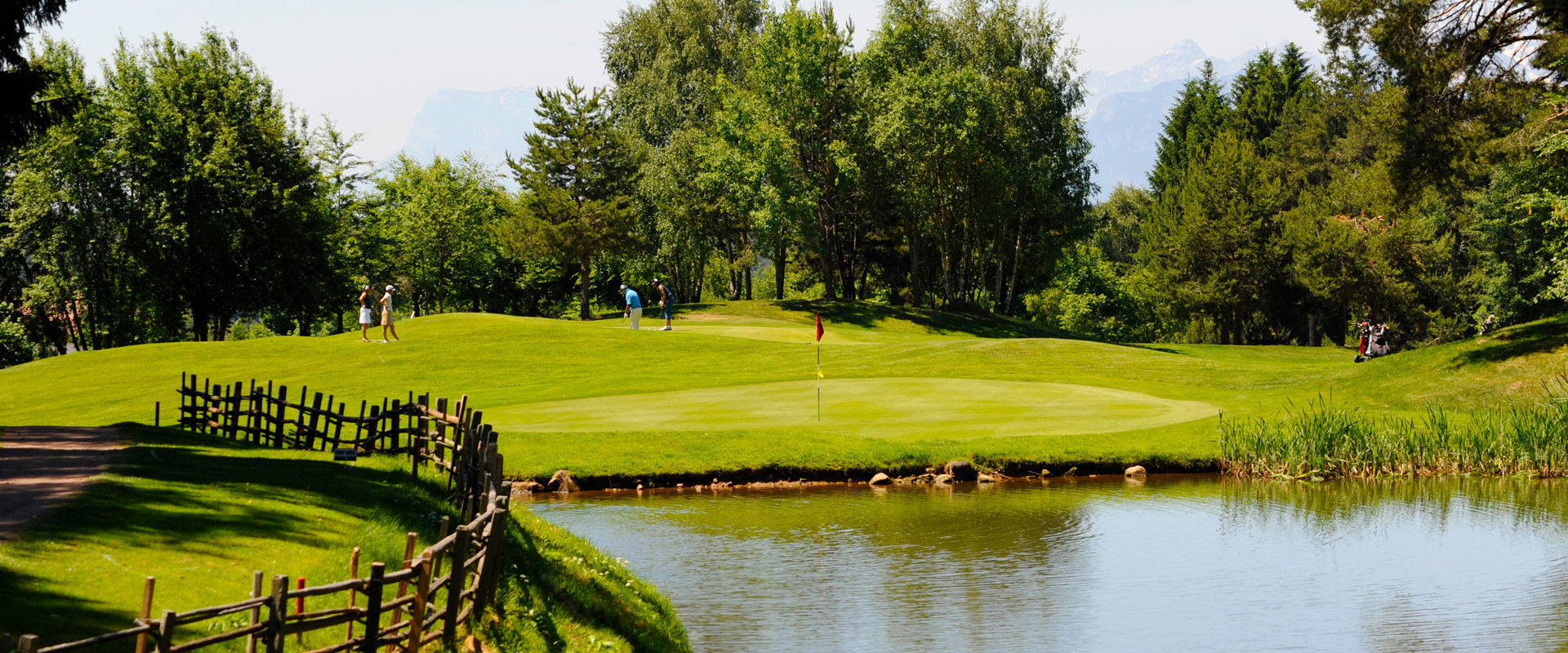 Golf Club Petersberg Giocatori di golf sul campo da golf sotto un cielo blu brillante.