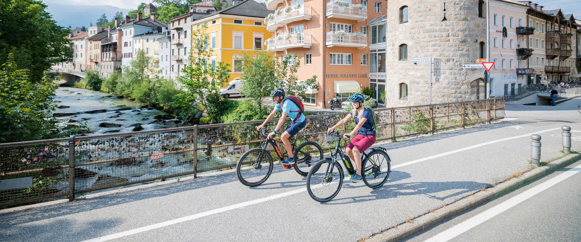 Piste ciclabili a Brunico. 2 ciclisti nel centro di Brunico.