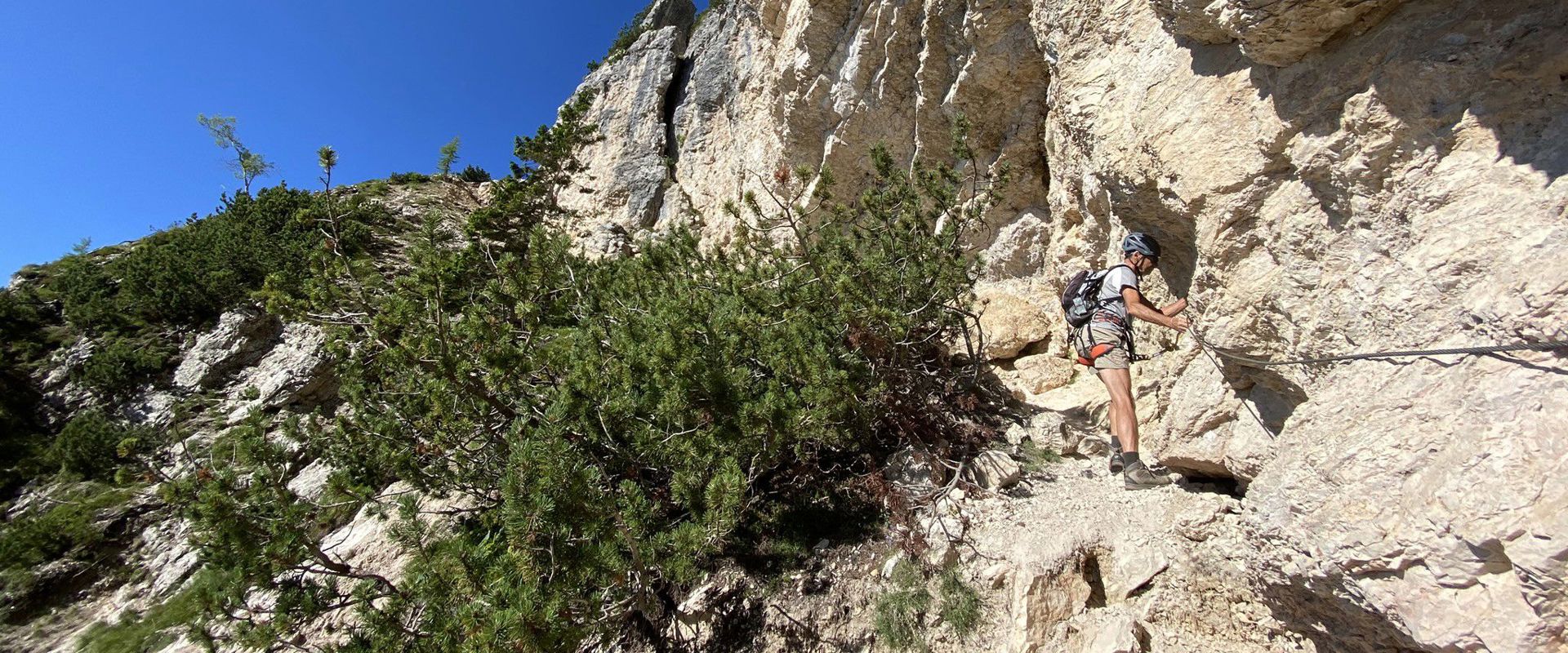 Via ferrata Monte Roen Un uomo scala la via ferrata del Monte Roen.
