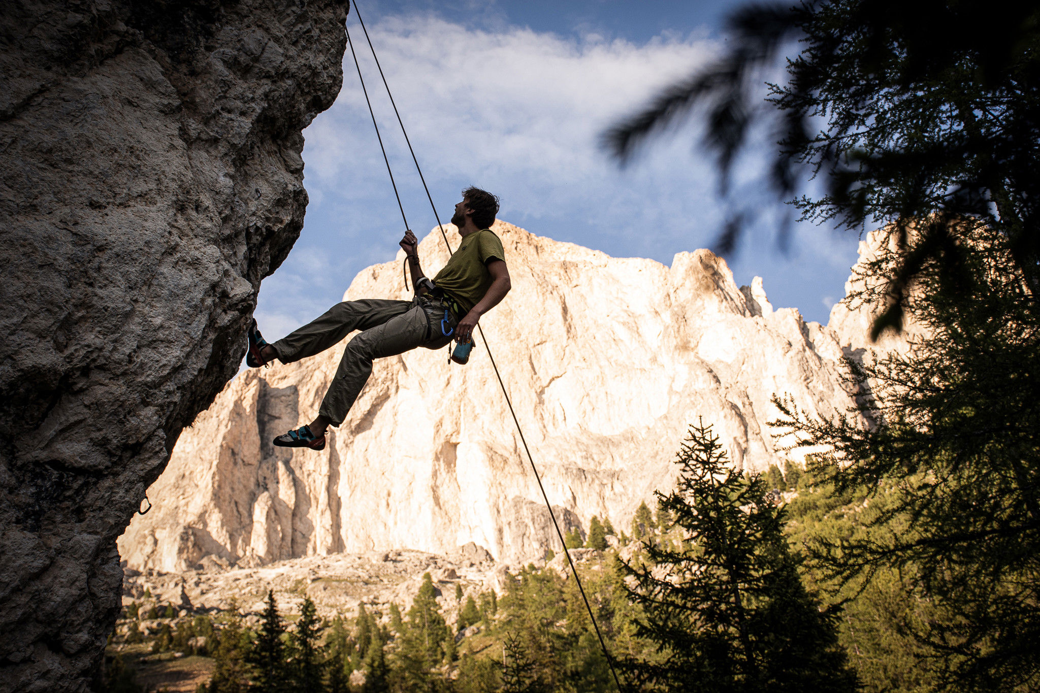 Un ragazzo arrampica sulla parete di arrampicata Piccola Croda Rossa nella zona del Catinaccio.