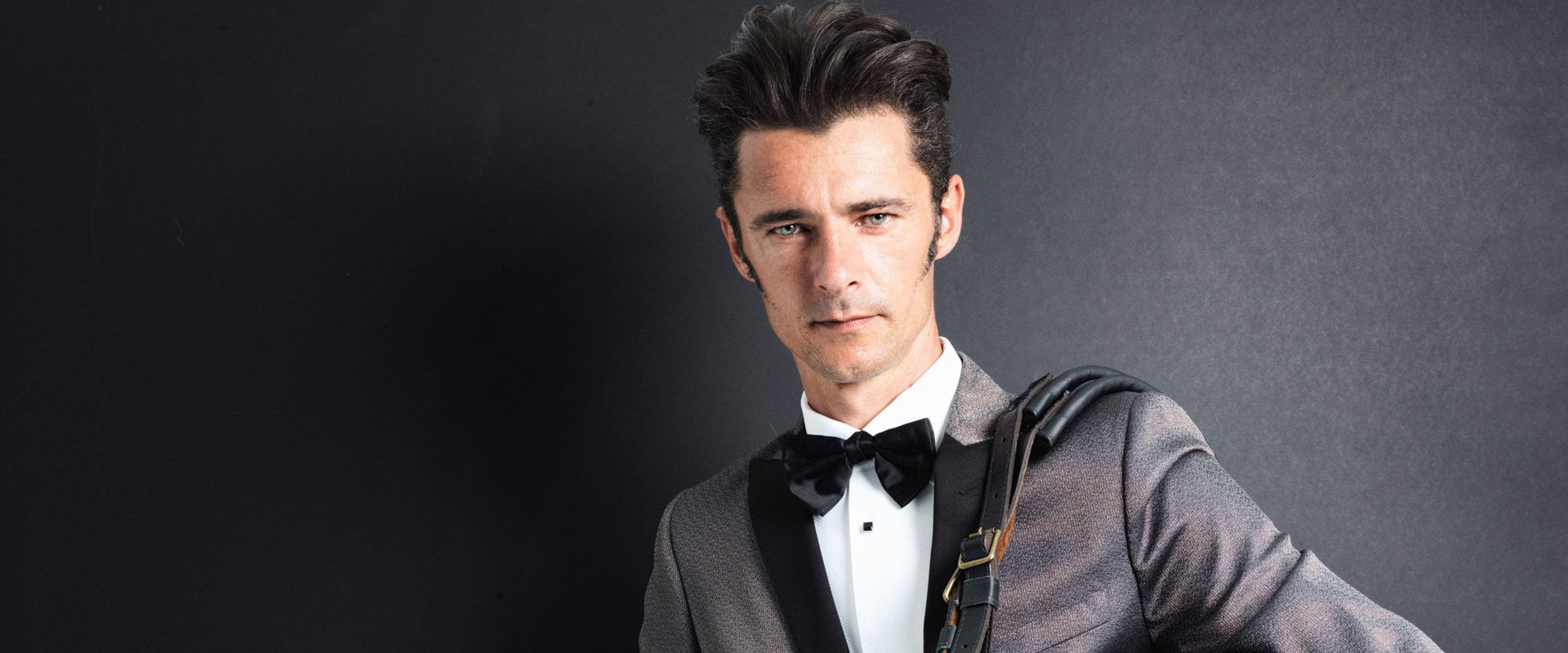 Il musicista Herbert Pixner Musicista vestito elegantemente che suona l'organo in mattoni.