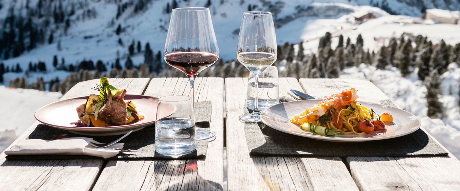 Mangiare in un paesaggio invernale innevato. Pranzo all'aperto con vista sulle Dolomiti.