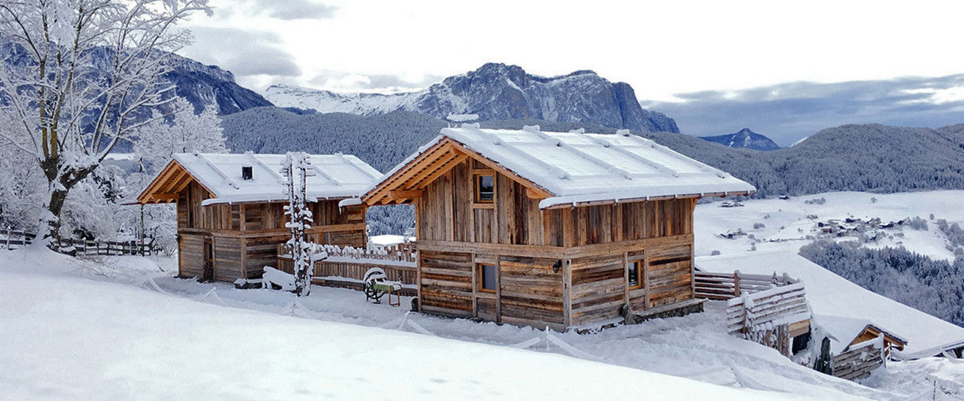 Chalet in inverno. Chalet in un paesaggio invernale innevato con una splendida vista.