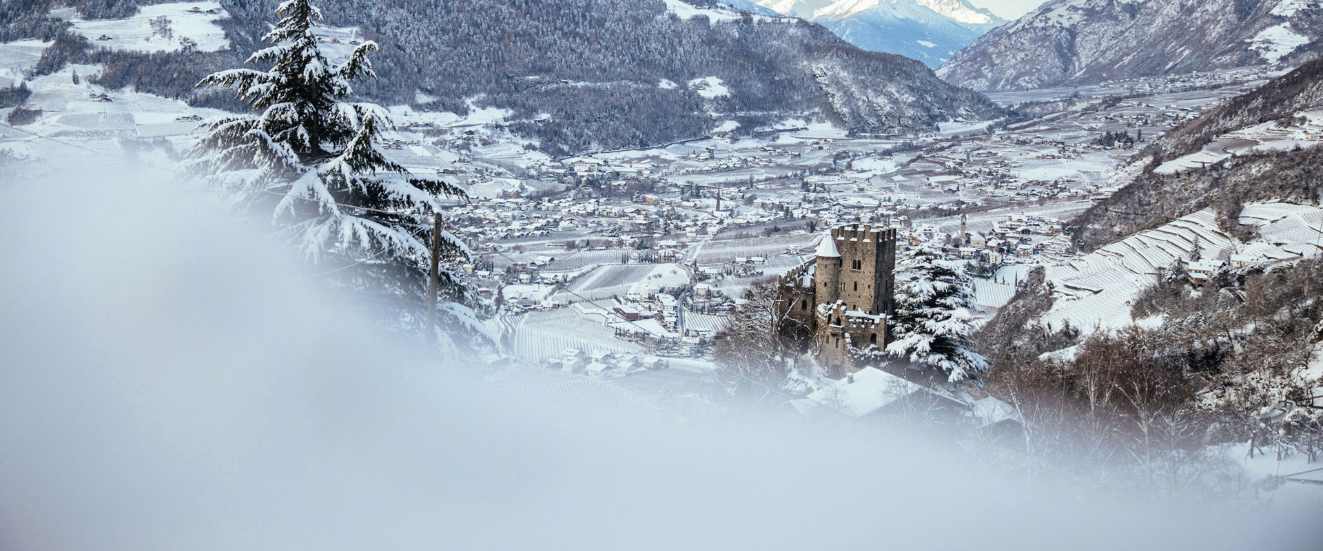 Castel Fontana in winter Vista dall'alto del paesaggio invernale intorno al Castel Fontana.