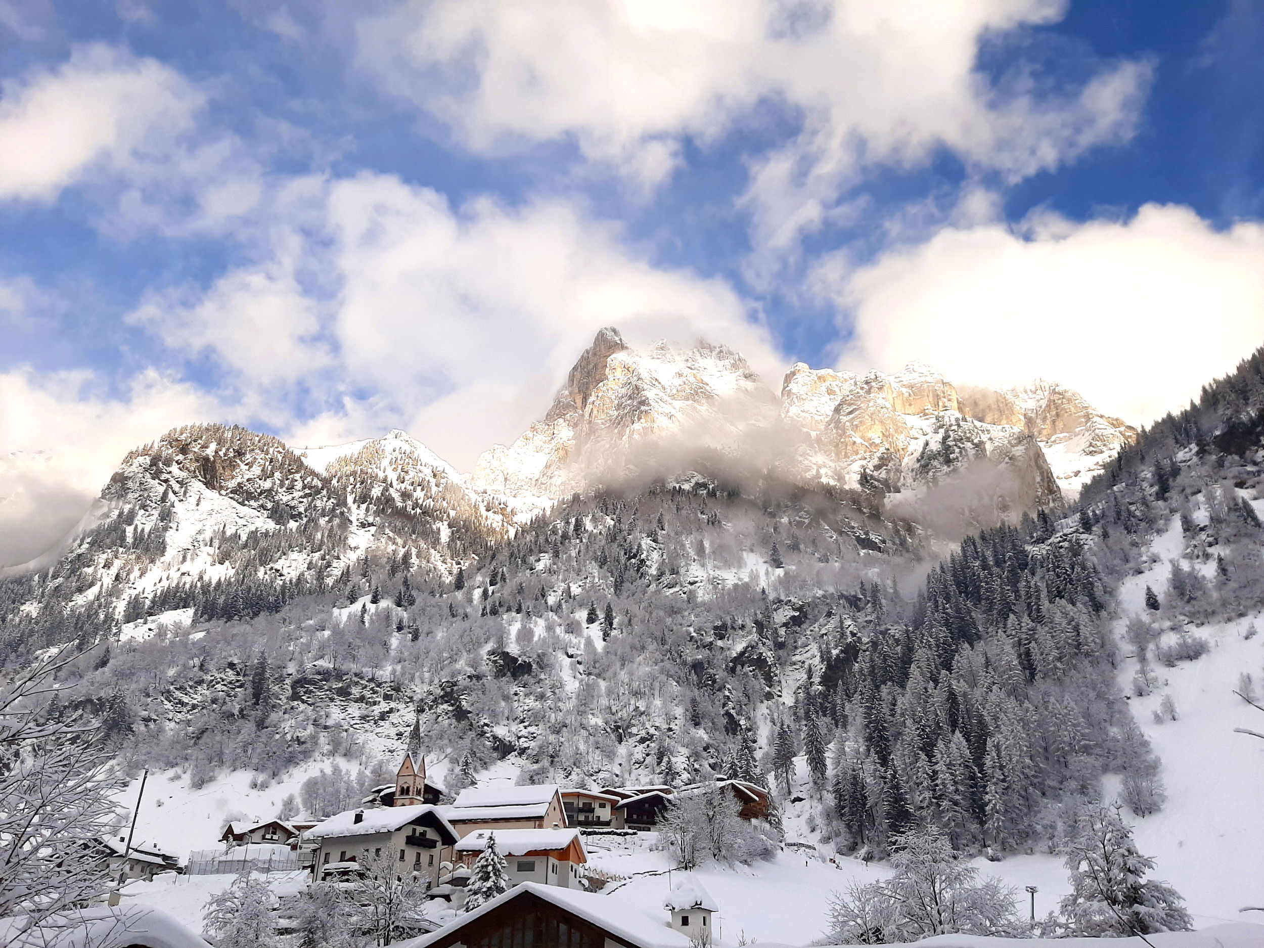 Val di Vizze con la sua chiesa in inverno & panorama montano innevato