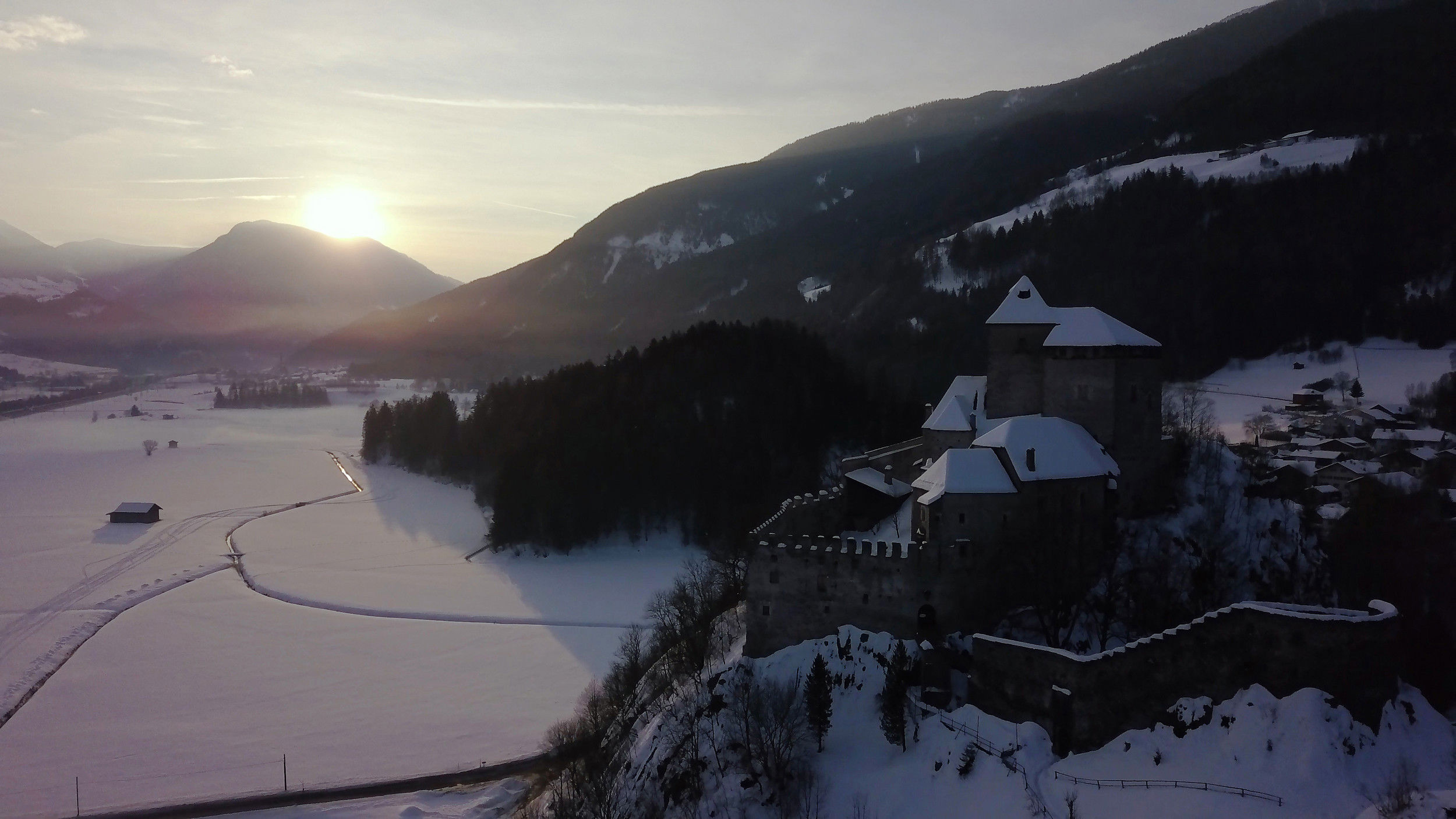 Castello Reifenstein a Campo di Trens con campi coperti di neve