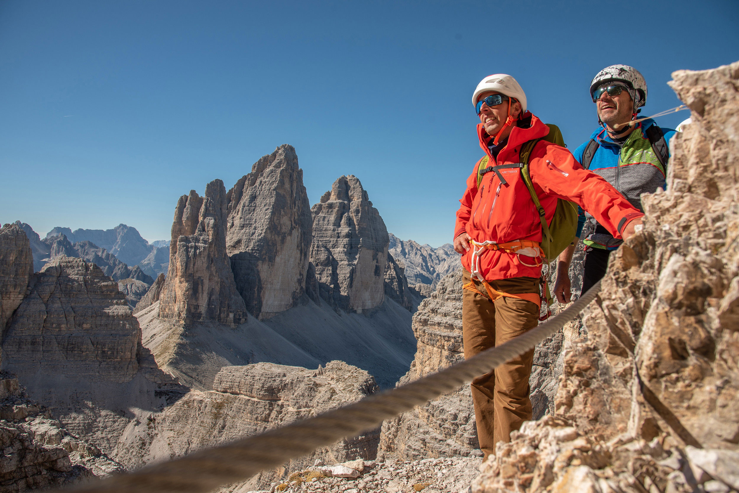 Due uomini scalano la via ferrata del Paternkofel.