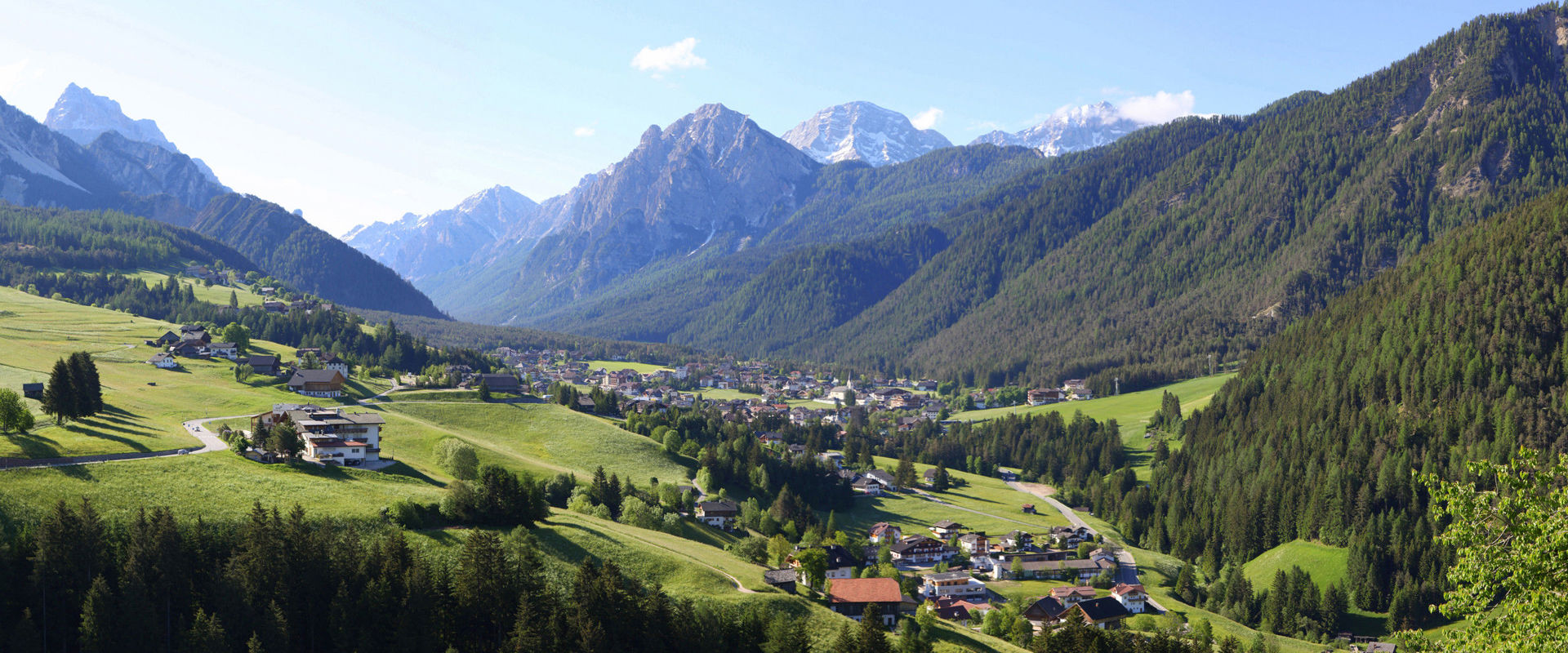 San Vigilio di Marebbe con prati e boschi e le cime delle Dolomiti