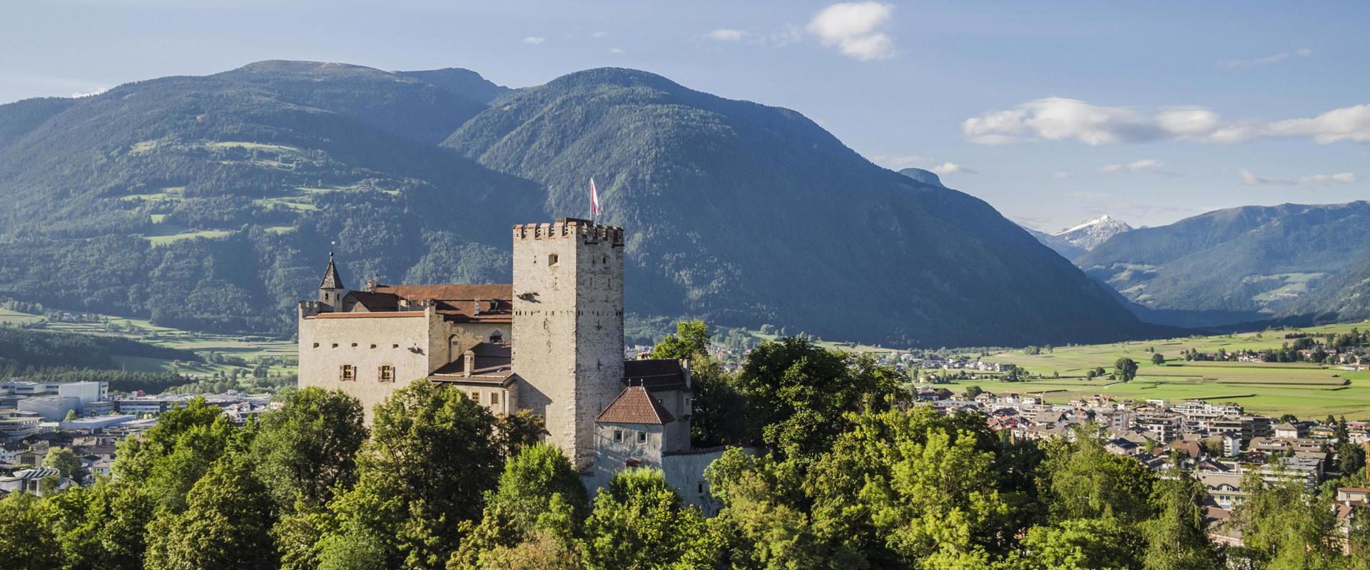 Castello di Brunico & vista verso le Valli di Tures e Aurina