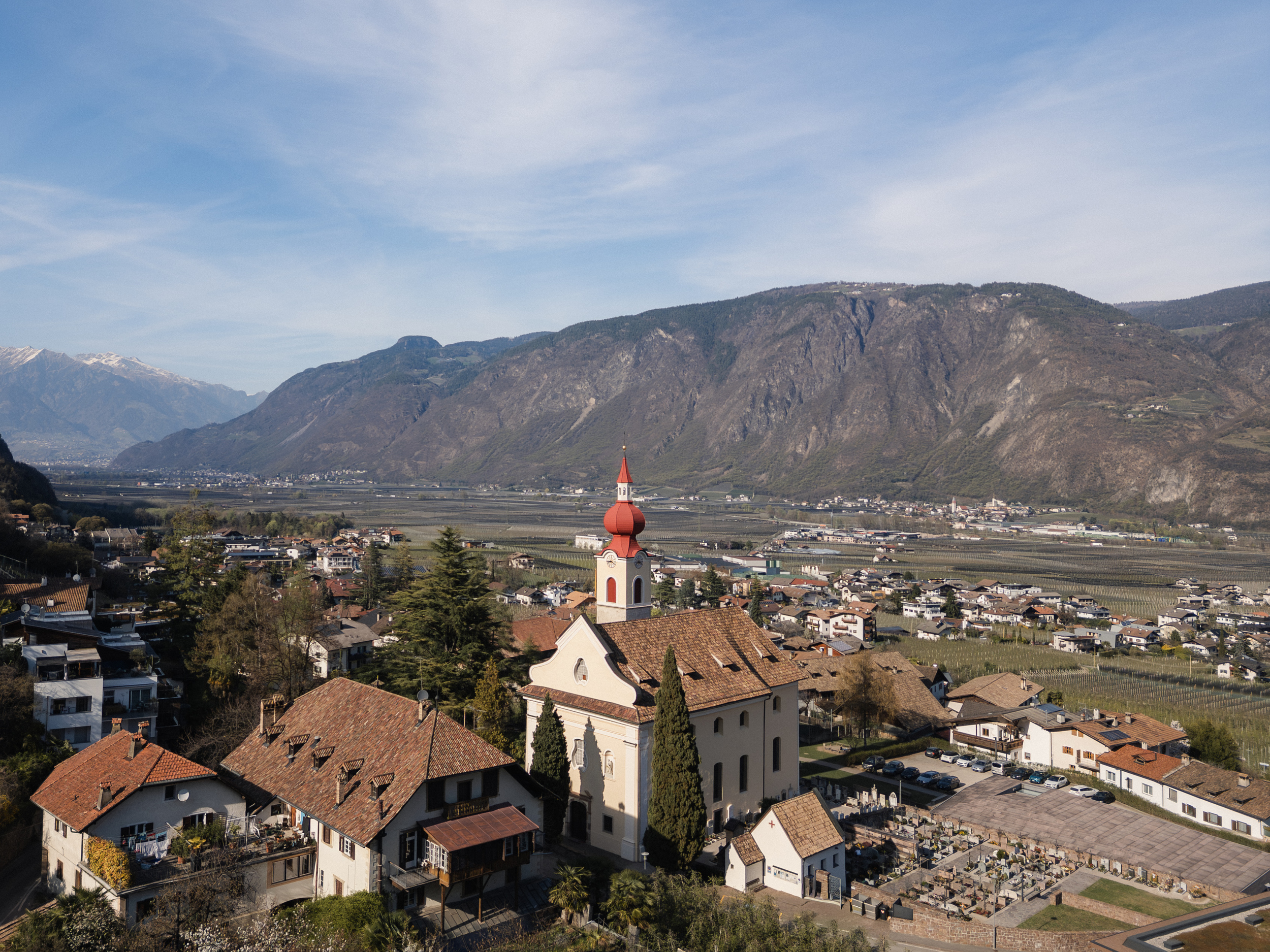 Vista sulla Val d'Adige e sul villaggio delle rose di Nalles e la sua chiesa