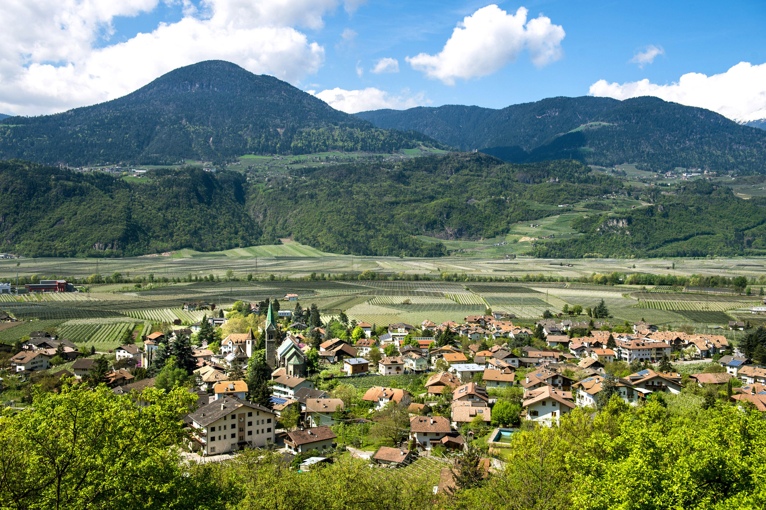 Vista su Gargazzone con il panorama montano che lo circonda