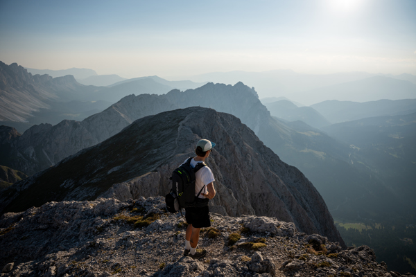 Escursionista ammira il panorama mozzafiato delle Dolomiti.