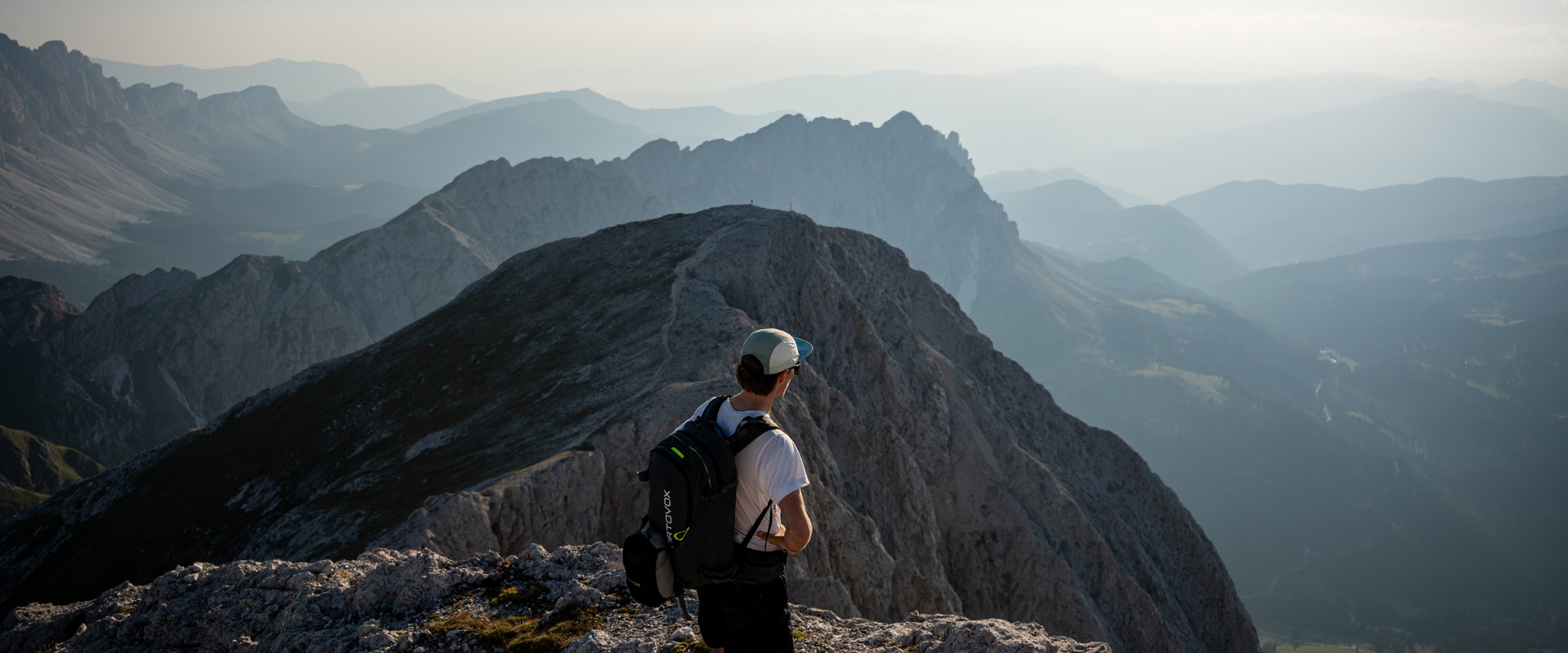 Escursionista ammira il panorama mozzafiato delle Dolomiti.