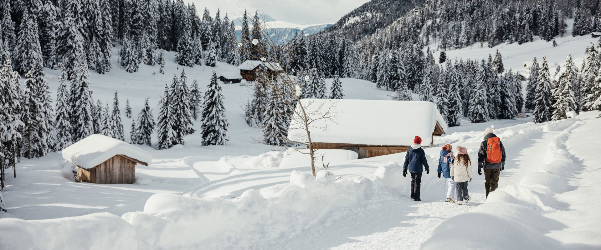 Paesaggio invernale Bambini passeggiano con un adulto nel paesaggio innevato.