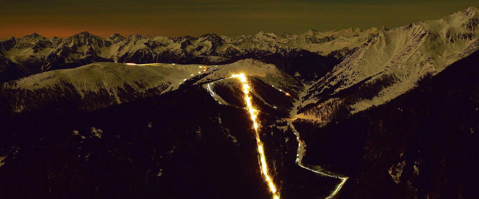 Serata di sci alpinismo a Jochtal Vista della funivia Jochtal illuminata e del mondo alpino invernale durante una serata di sci alpinismo.