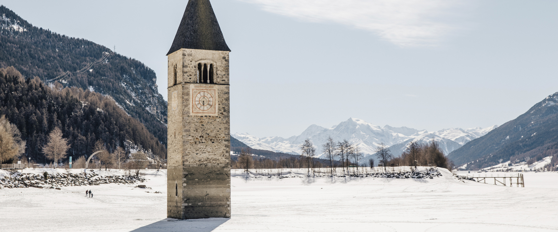 Lago di Resia Campanile nel lago di Resia ghiacciato