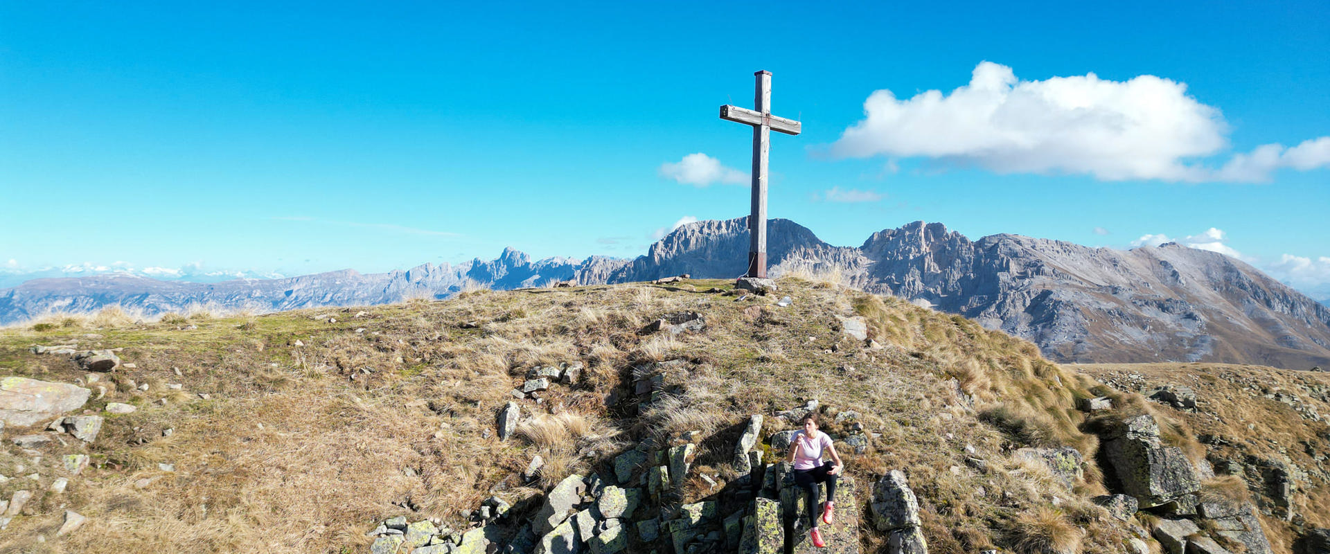 Pala Di Santa Escursionista sulla cima di una montagna con croce