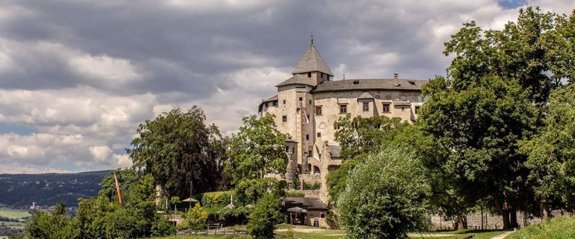 Castello nascosto dietro gli alberi.
