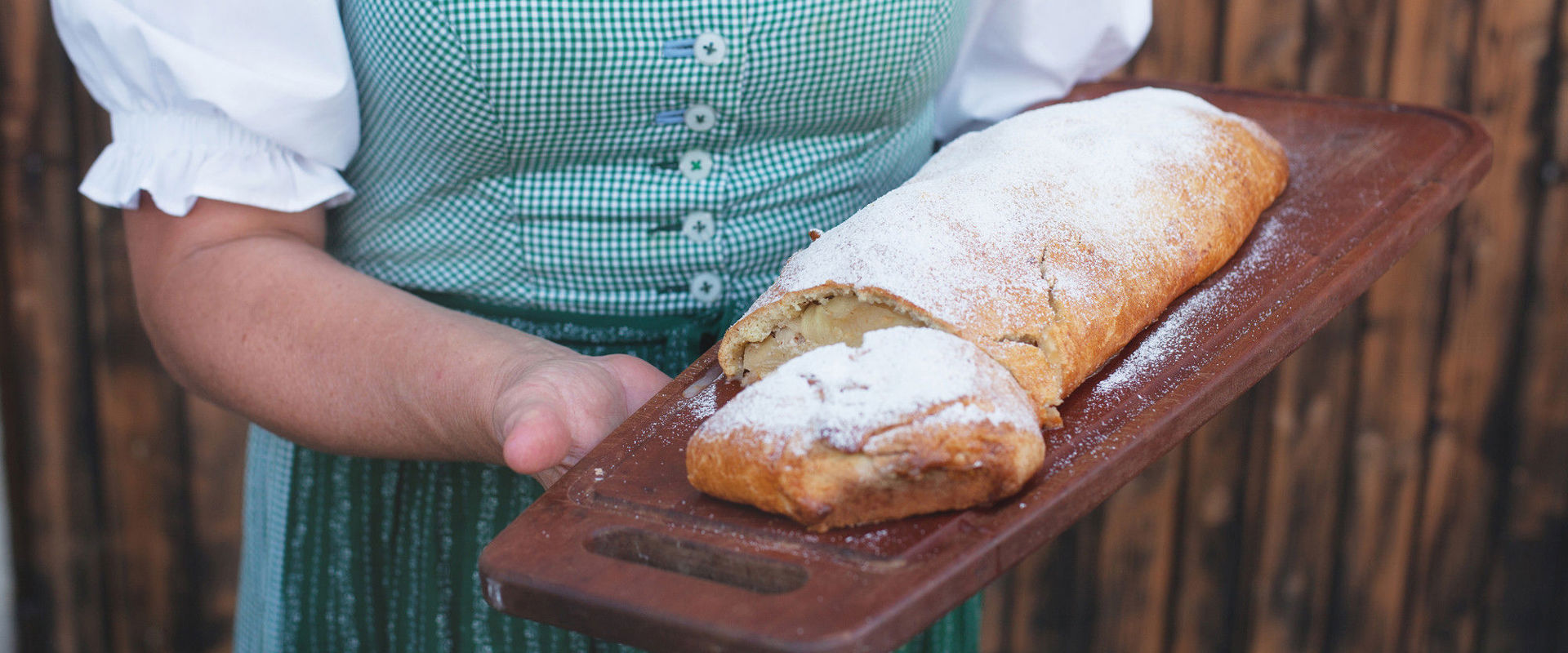 Strudel di mele Donna con in mano uno strudel di mele fatto in casa.