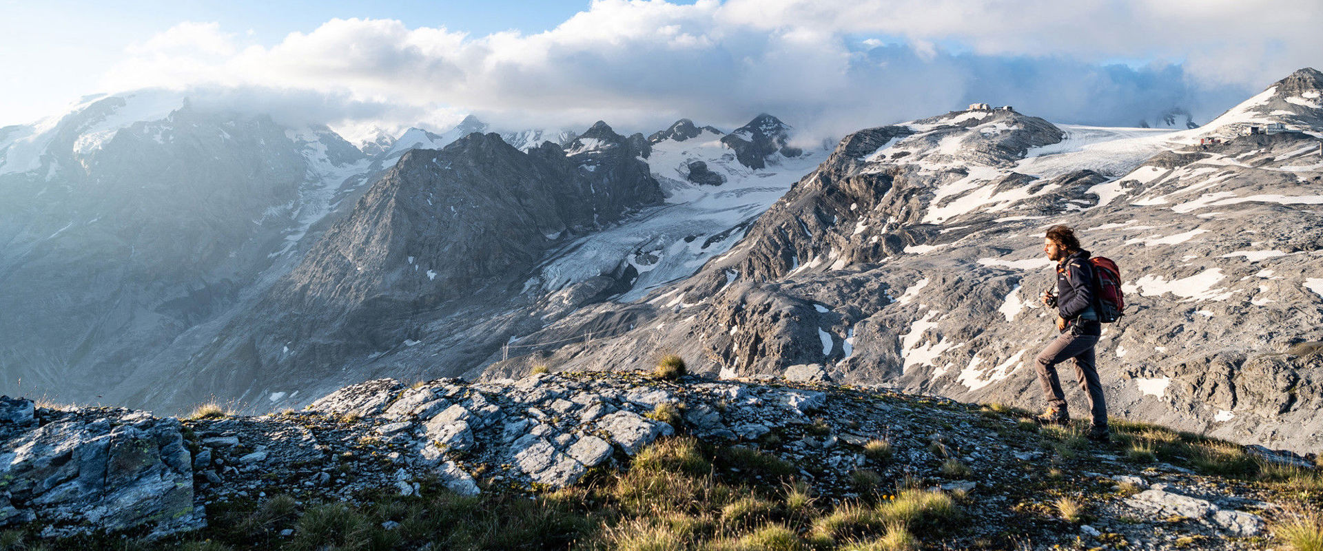 Escursioni invernali Alto Adige Escursionista passeggia in quota tra le cime che iniziano a imbiancarsi
