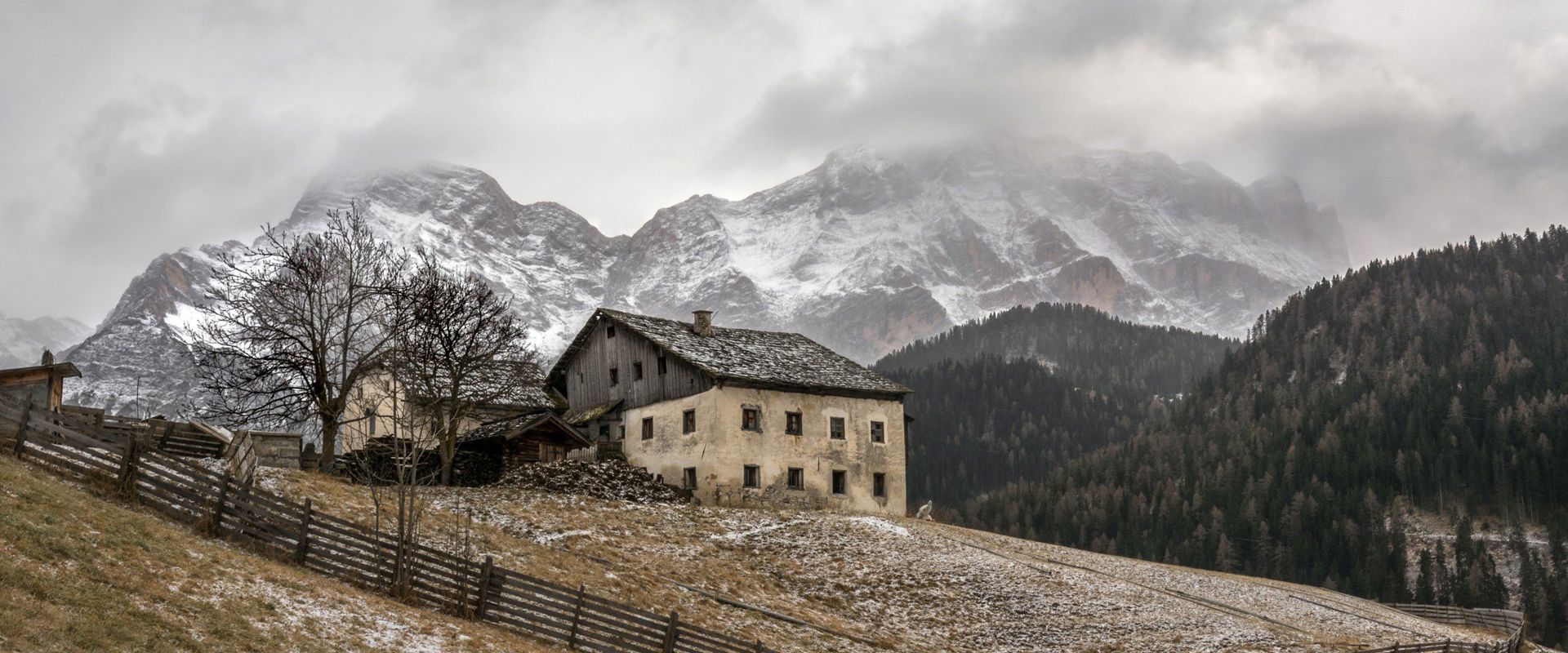 La Valle Vecchio maso con recinto e le cime delle montagne innevate sullo sfondo