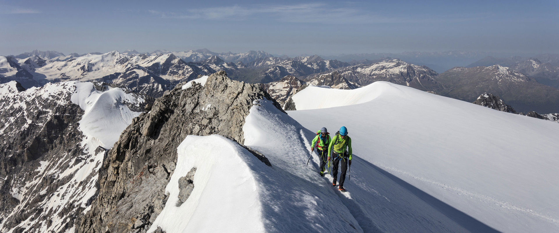 In cima alle montagne con gli sci d'alpinismo
