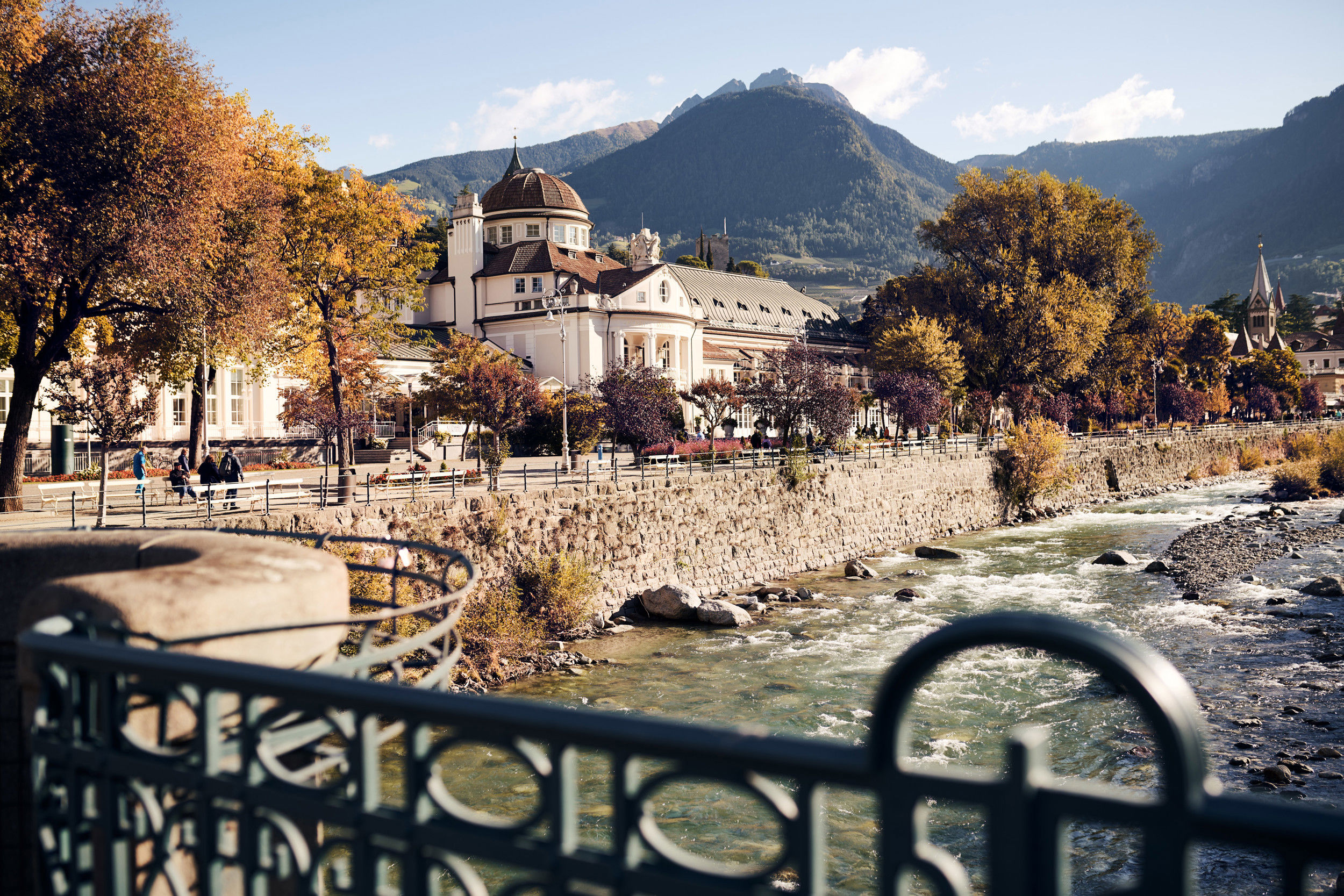 Vista del centro storico di Merano dal ponte.