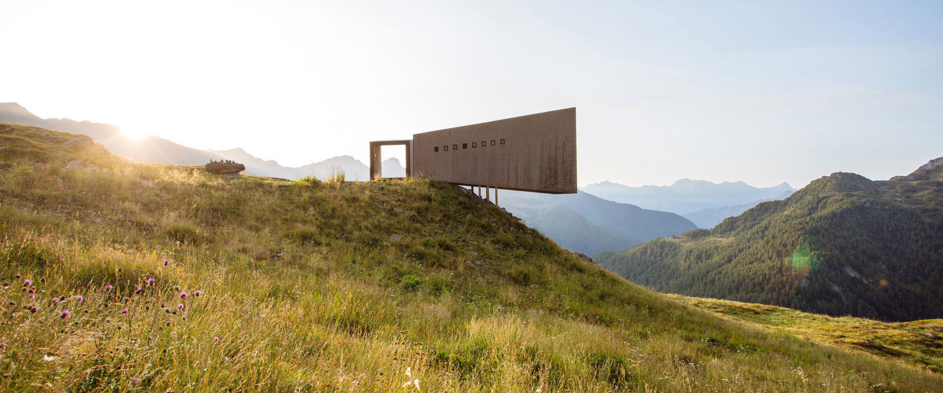 Vista della piattaforma panoramica "il telescopio" al Passo del Rombo.