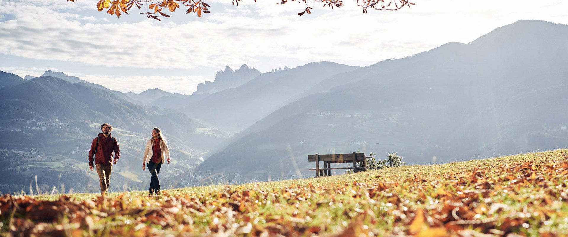 Atmosfera autunnale in montagna Uomo e donna passeggiano in un paesaggio autunnale.