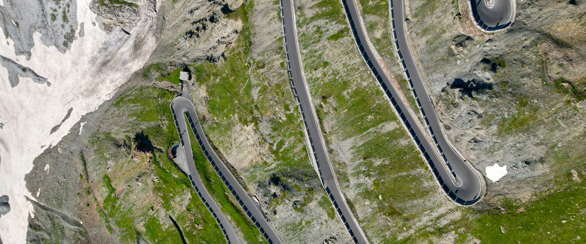 Strada di valico tortuosa sul Passo dello Stelvio