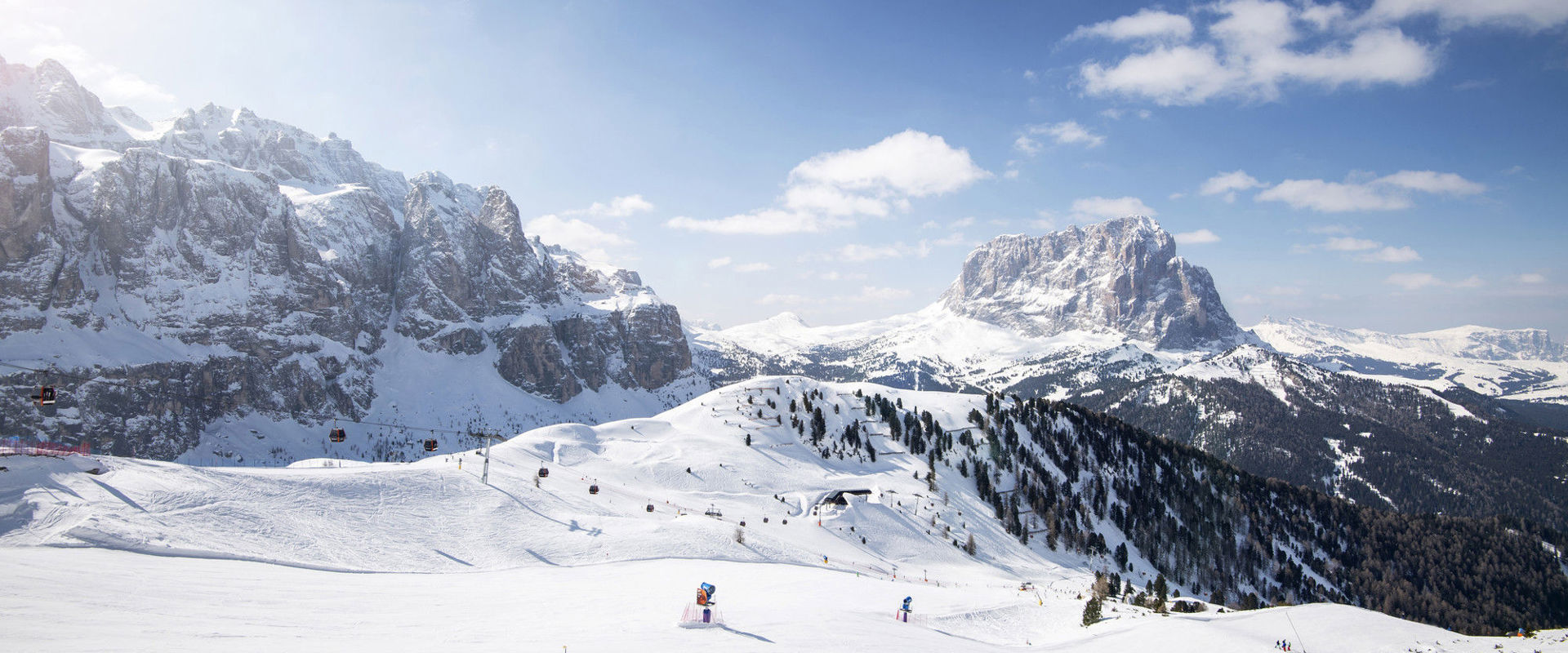 Foto panoramica mozzafiato del paesaggio invernale innevato intorno al Gruppo del Sella.
