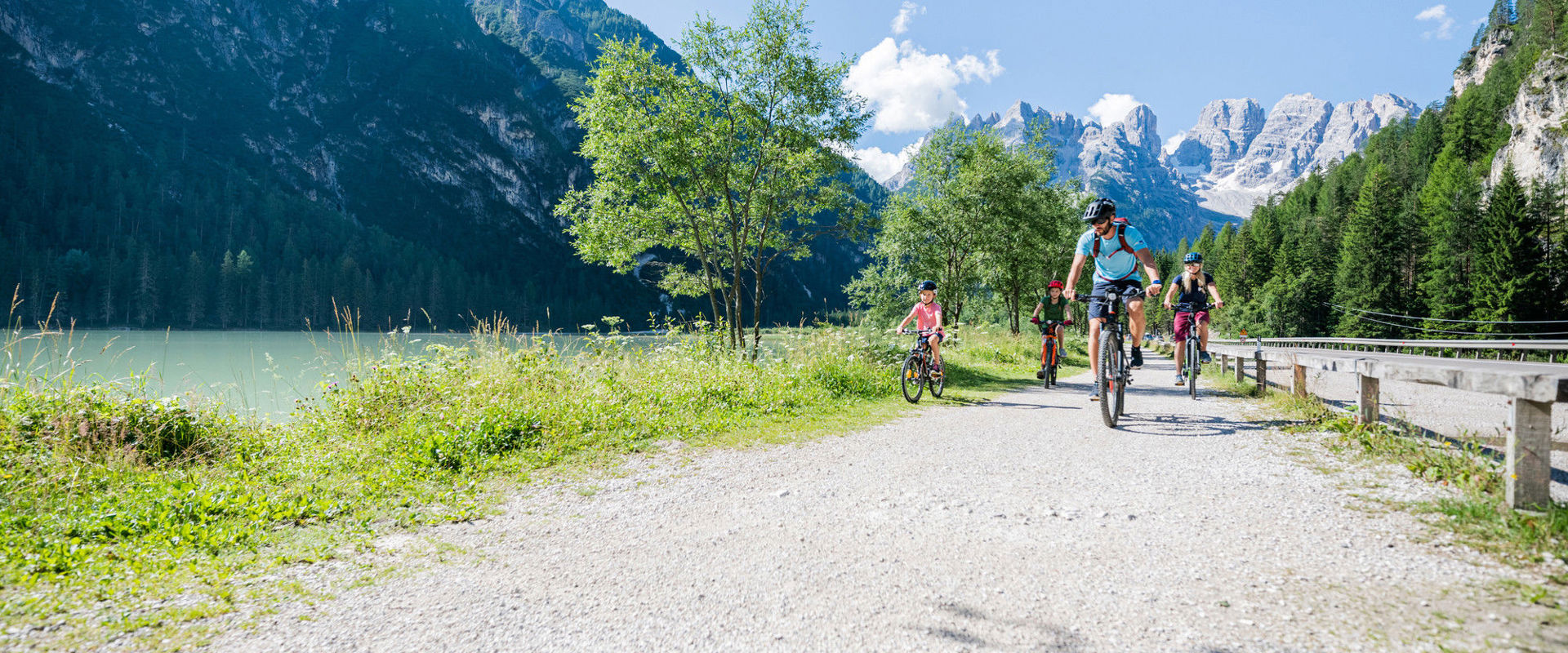 Pista ciclabile sul Lago di Landro Familia percorre in bici la ciclabile lungo il Lago di Landro.