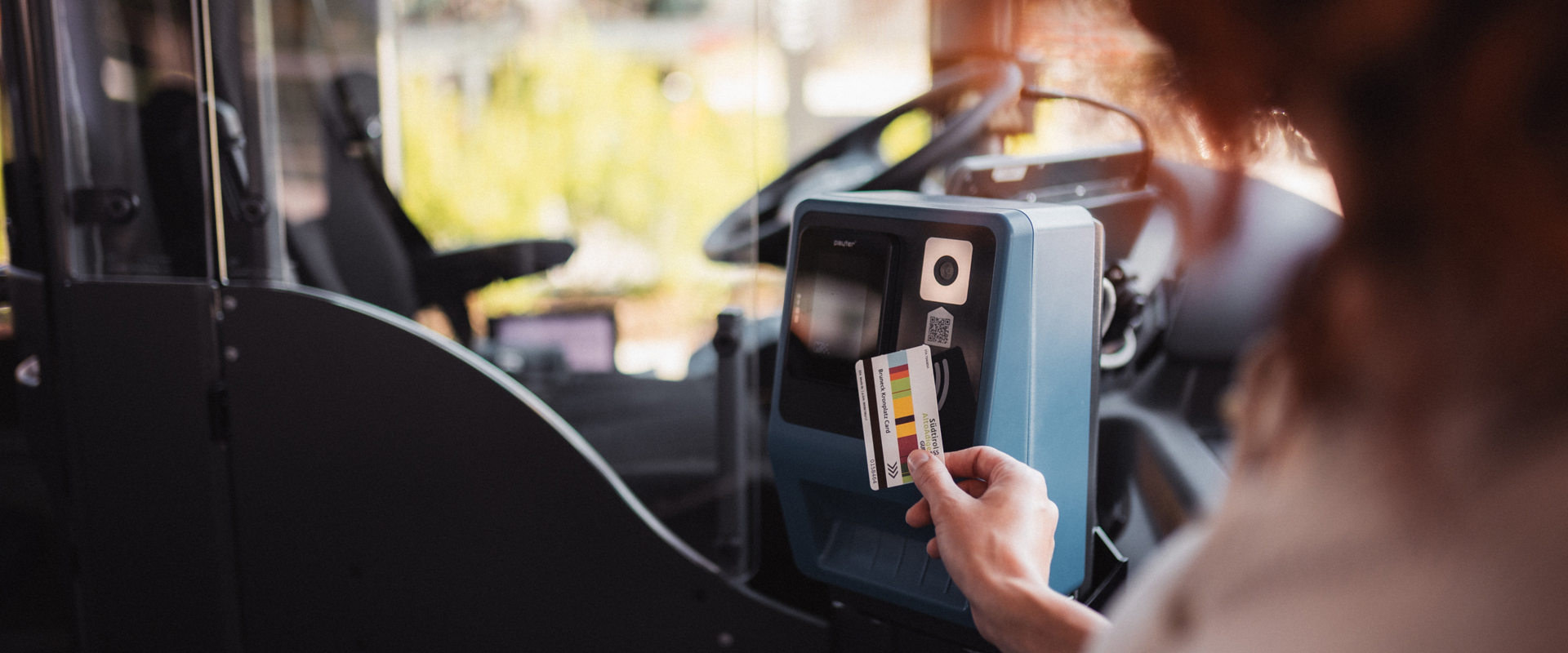 Donna sull'autobus, con una carta vantaggio in mano