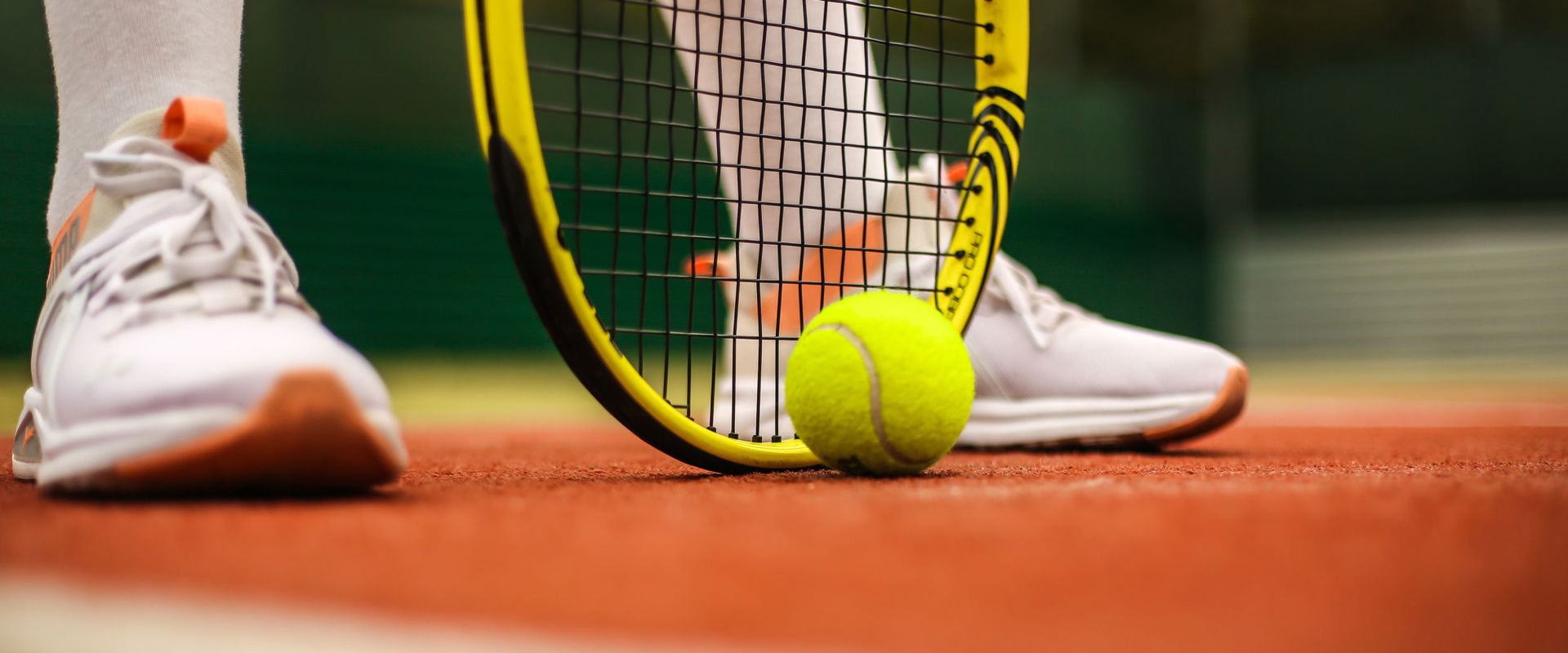 Jannik Sinner Primo piano sulle gambe e sulla racchetta di un tennista.