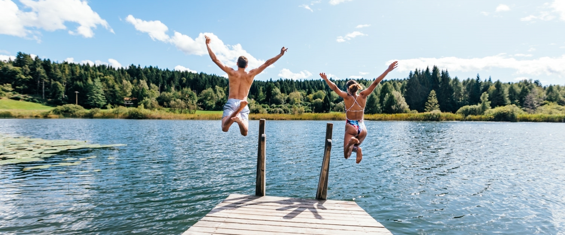 Il lago vicino a Magrè, sulla Strada del Vino, nella Bassa Atesina, è l'ideale per fare un tuffo e prendere il sole d'estate.
