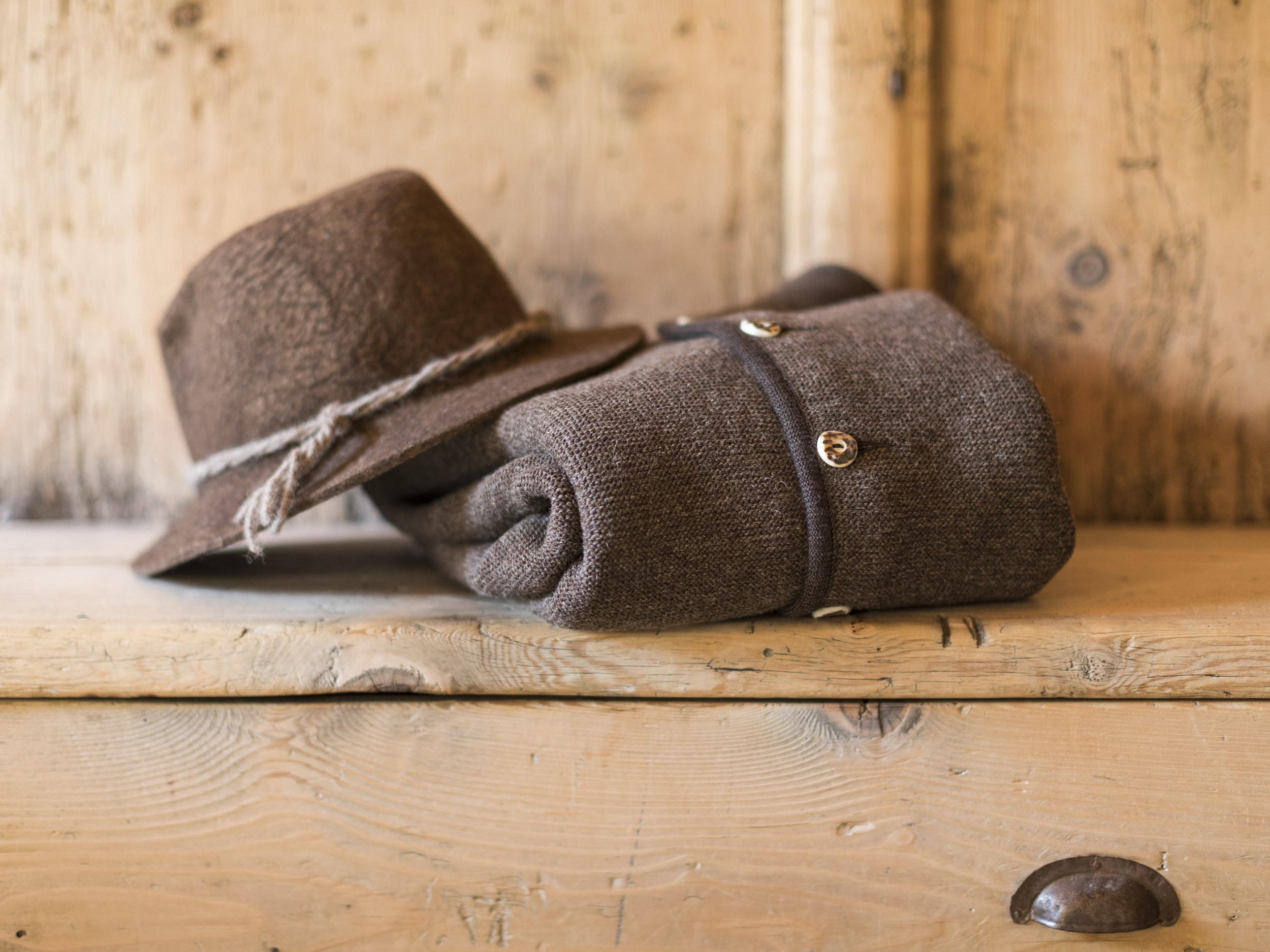  Creazioni in pura lana vergine di pecora, realizzata con metodi artigianali, pezzi unici di artigianato tradizionale.