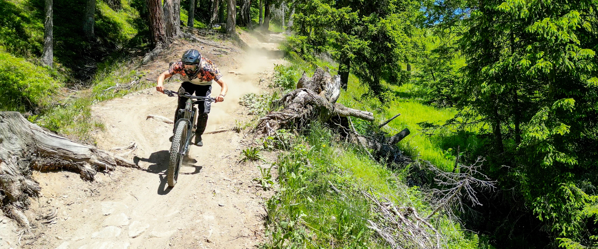 Discesa in mountain bike su un percorso del Bike Park Corones